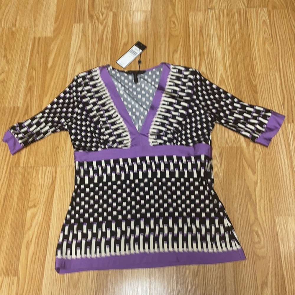 New BCBG Maxazria Size M V-Neck Top